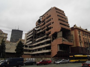 Lebombázott épület Belgrádban